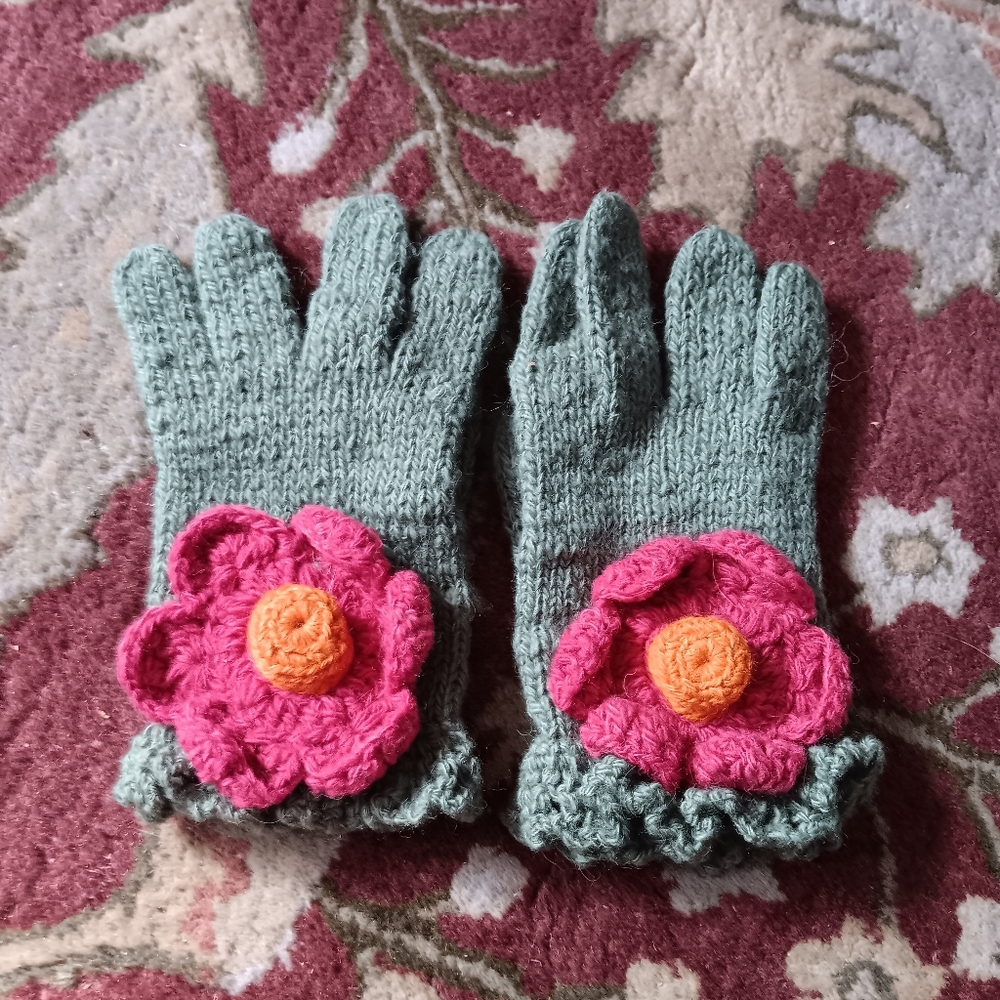 World 🌎 folk art alpaca and wool gloves